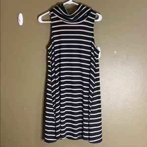 Cowl neck sleeveless dress - size md